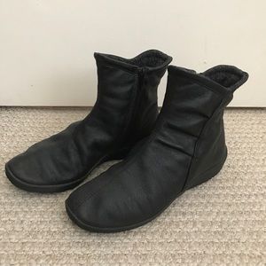 Arcopedico Black Faux Leather Lightweight Ankle Boots Bootie Size 38/7